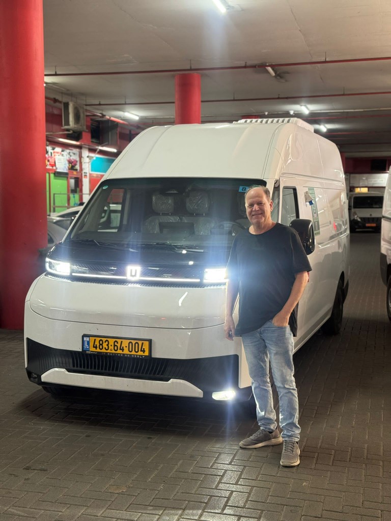 לקוח מרוצה עם Farizon Super Van חדש