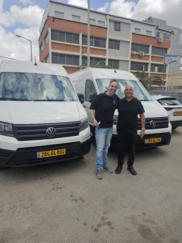 לקוחות מרוצים עם רכבים מסחריים חדשים